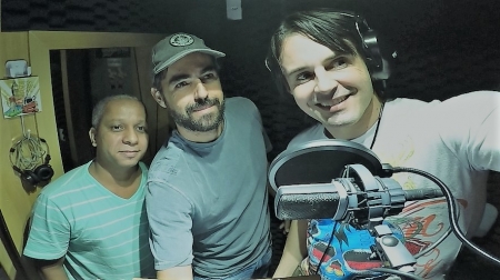 Na foto o técnico de áudio Ronaldo Tavares, o audiodescritor Rodrigo Campos e o ator em dublagem André Rossi. 